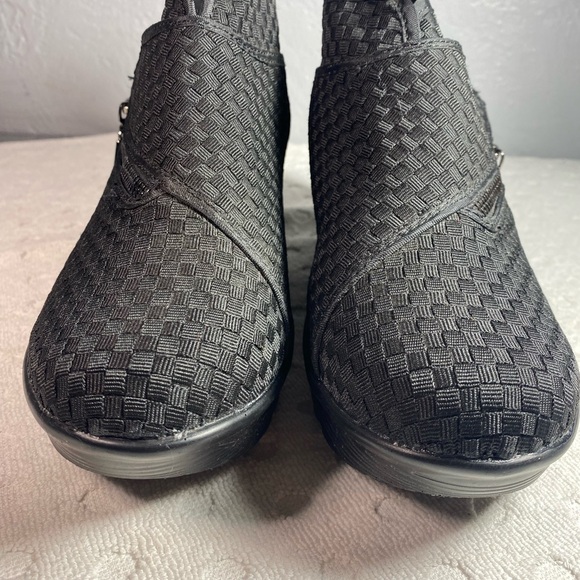 NWOT Bernie Mev Zig Zag Side Zip Ankle Bootie -  In Black - Picture 5 of 16